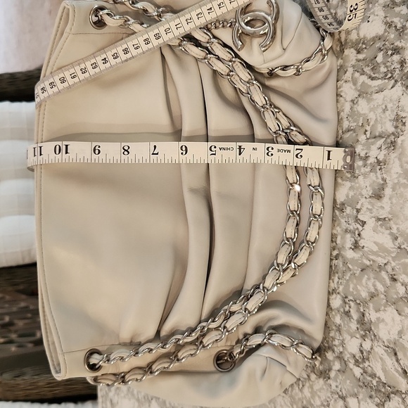 RARE CHANEL Vintage Lambskin Handbag - Picture 7 of 15